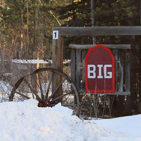 Апартаменты The Big Red Barn Уайтхорс Экстерьер фото